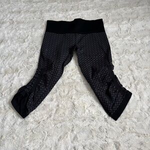 Lululemon Women's Size 6 Black/Gray In the Flow Ruched Cropped Leggings
